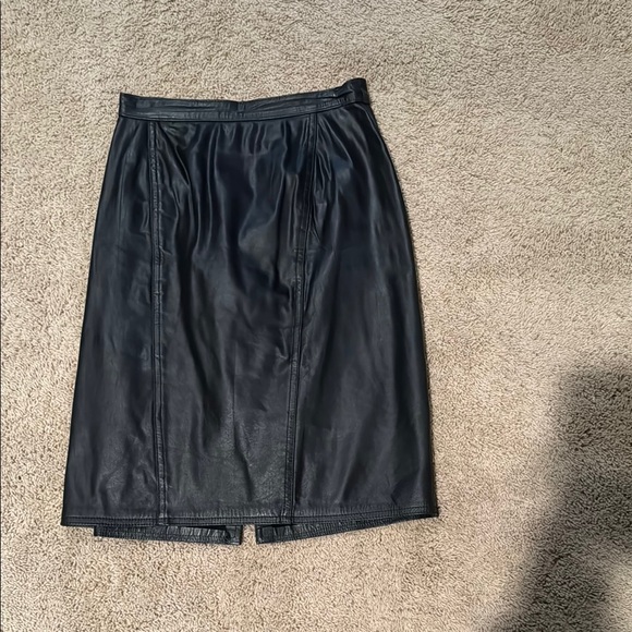 Fully lined black leather skirt. - Picture 1 of 4